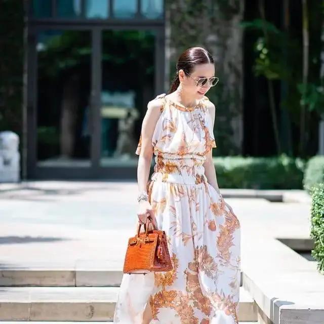 泰王“盯上”54岁华裔富婆,多次召见,她为自保隐藏美貌素颜现身