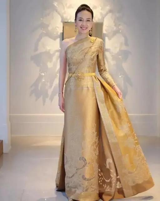 泰王“盯上”54岁华裔富婆,多次召见,她为自保隐藏美貌素颜现身