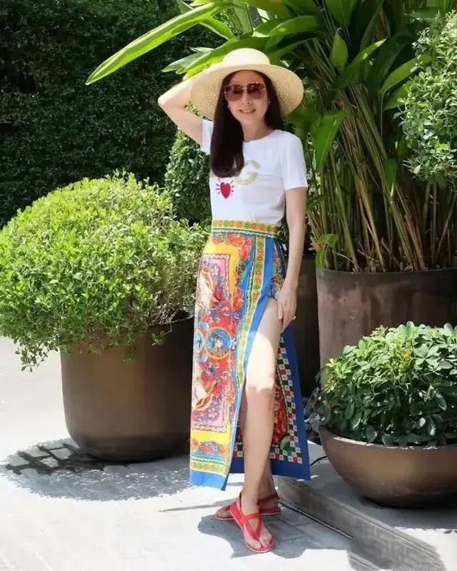 泰王“盯上”54岁华裔富婆,多次召见,她为自保隐藏美貌素颜现身