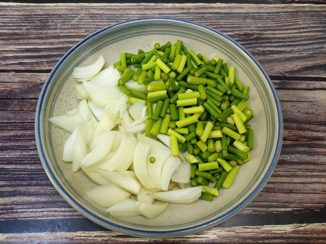 我家最近迷上了这面食,手指搓一搓就搞定,劲道爽滑、喷香入味