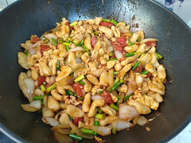 我家最近迷上了这面食,手指搓一搓就搞定,劲道爽滑、喷香入味