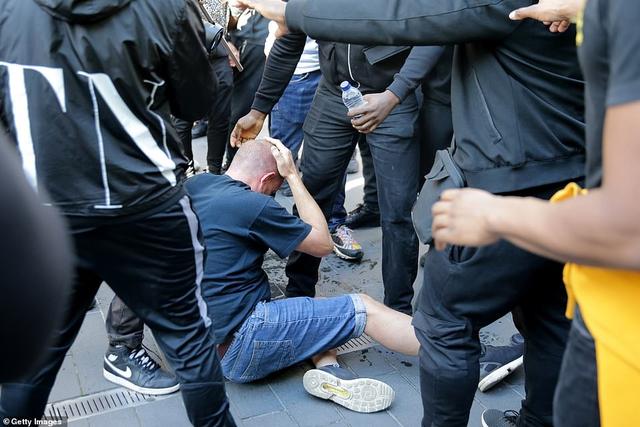 英白人男子在抗议中受重伤,黑人男子扛其到安全地带:想让他活着