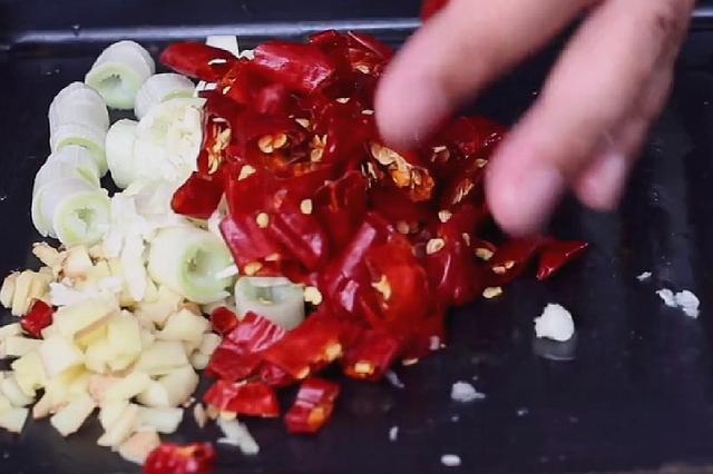 这样做的鸡腿肉糯香酥脆、麻辣爽口,大人小孩都爱吃,在家都能做
