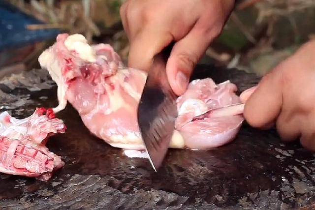 这样做的鸡腿肉糯香酥脆、麻辣爽口,大人小孩都爱吃,在家都能做
