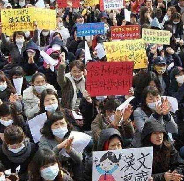 为什么韩国人的身份证上,要再写一个中文名字?其实他们也很无奈