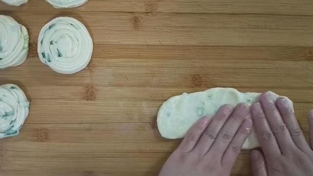 面粉里打2个鸡蛋,教你葱花饼独特做法,不烫面不发面,凉了不硬
