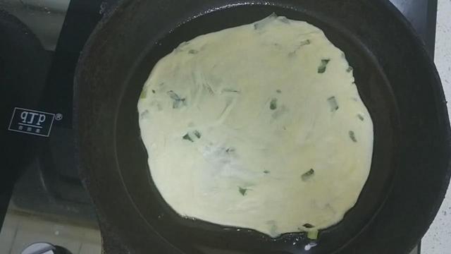 面粉里打2个鸡蛋,教你葱花饼独特做法,不烫面不发面,凉了不硬