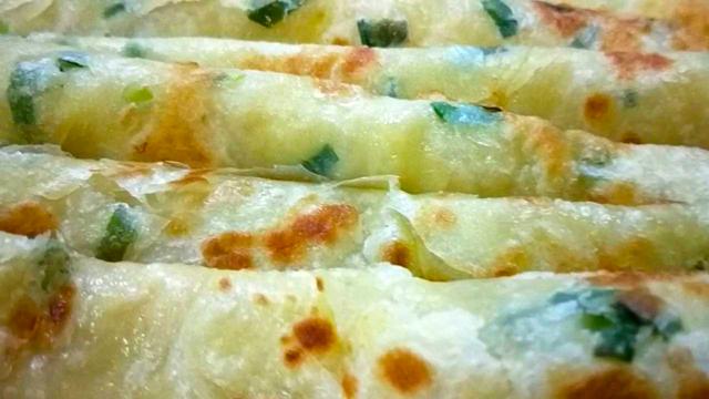 面粉里打2个鸡蛋,教你葱花饼独特做法,不烫面不发面,凉了不硬