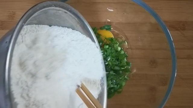 面粉里打2个鸡蛋,教你葱花饼独特做法,不烫面不发面,凉了不硬