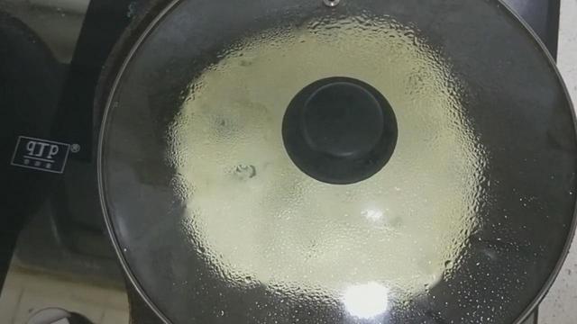 面粉里打2个鸡蛋,教你葱花饼独特做法,不烫面不发面,凉了不硬