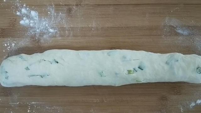面粉里打2个鸡蛋,教你葱花饼独特做法,不烫面不发面,凉了不硬