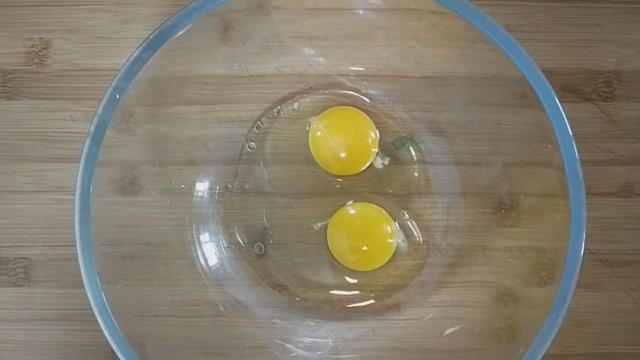 面粉里打2个鸡蛋,教你葱花饼独特做法,不烫面不发面,凉了不硬