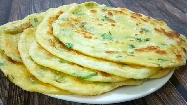 面粉里打2个鸡蛋,教你葱花饼独特做法,不烫面不发面,凉了不硬
