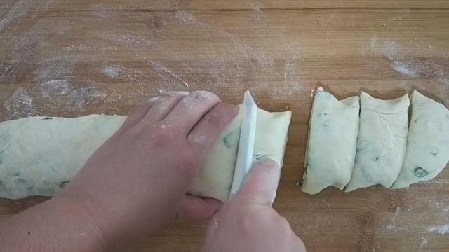 面粉里打2个鸡蛋,教你葱花饼独特做法,不烫面不发面,凉了不硬