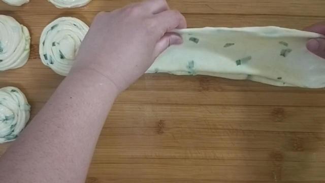 面粉里打2个鸡蛋,教你葱花饼独特做法,不烫面不发面,凉了不硬