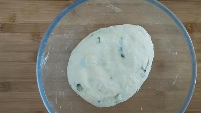 面粉里打2个鸡蛋,教你葱花饼独特做法,不烫面不发面,凉了不硬