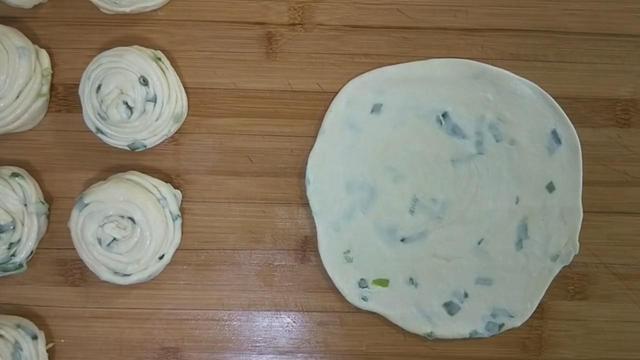 面粉里打2个鸡蛋,教你葱花饼独特做法,不烫面不发面,凉了不硬