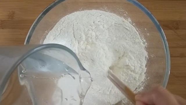 面粉里打2个鸡蛋,教你葱花饼独特做法,不烫面不发面,凉了不硬