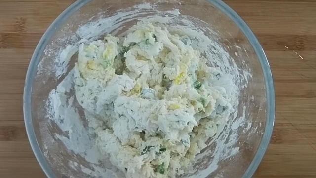 面粉里打2个鸡蛋,教你葱花饼独特做法,不烫面不发面,凉了不硬