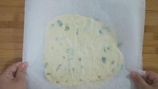 面粉里打2个鸡蛋,教你葱花饼独特做法,不烫面不发面,凉了不硬