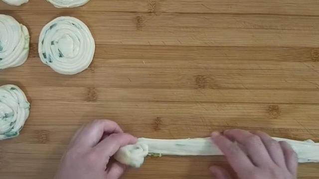 面粉里打2个鸡蛋,教你葱花饼独特做法,不烫面不发面,凉了不硬