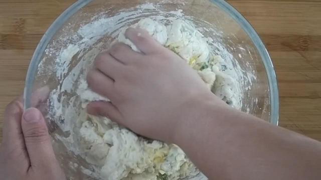 面粉里打2个鸡蛋,教你葱花饼独特做法,不烫面不发面,凉了不硬