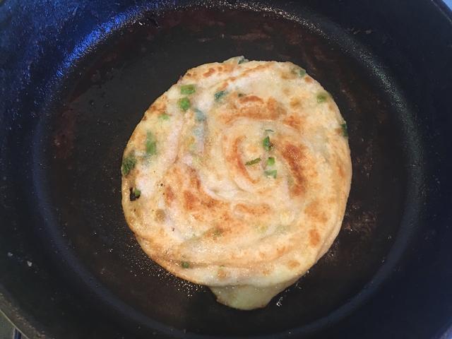 教你葱油饼的正确做法,一揉一煎,比手抓饼还香,全家人都爱吃