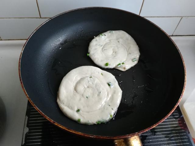 教你葱油饼的正确做法,一揉一煎,比手抓饼还香,全家人都爱吃
