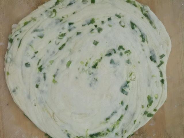 教你葱油饼的正确做法,一揉一煎,比手抓饼还香,全家人都爱吃