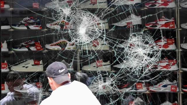 突发!斯图加特发生大规模骚乱,警察遭袭击,店铺遭打砸抢