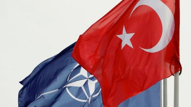 法国军舰无视土耳其警告拦截走私武器货轮,土军对空开火逼退,法军丢面子