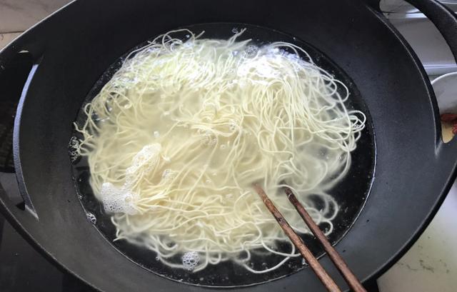 天热吃这面真爽,成本不到5块钱,我每天1大碗,总也吃不腻