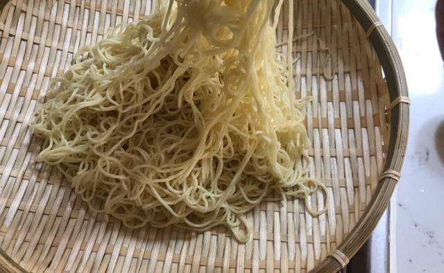 天热吃这面真爽,成本不到5块钱,我每天1大碗,总也吃不腻