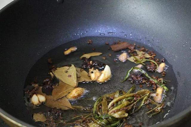 用热油泼出来的辣子,炒菜时放一勺,香辣超过瘾