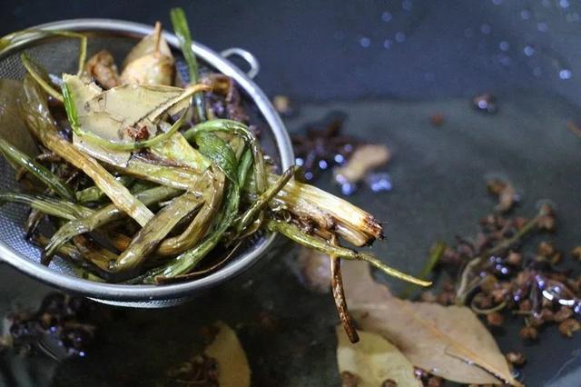 用热油泼出来的辣子,炒菜时放一勺,香辣超过瘾