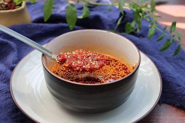 用热油泼出来的辣子,炒菜时放一勺,香辣超过瘾