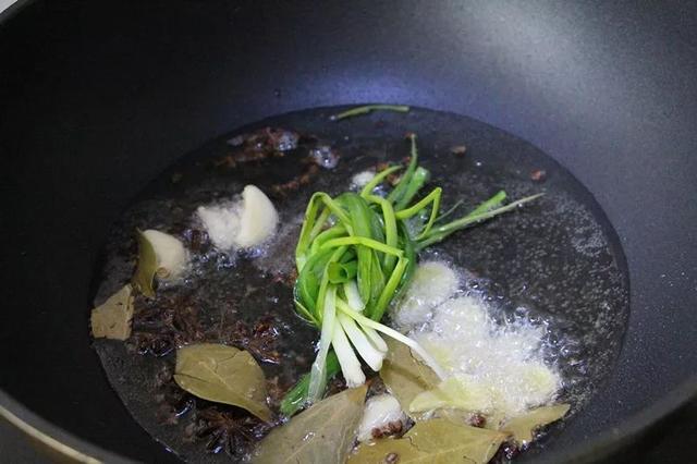 用热油泼出来的辣子,炒菜时放一勺,香辣超过瘾