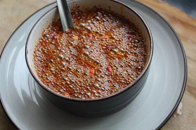 用热油泼出来的辣子,炒菜时放一勺,香辣超过瘾