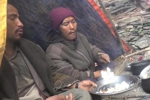 中国小伙实拍尼泊尔地区穷人,3个老公2个闺女,一盆饭菜5人分