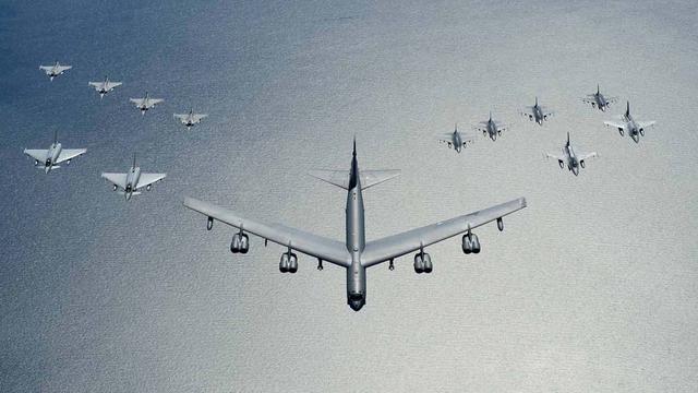 为向俄军炫技,B52飞行员上演70米低空急转弯,60秒后砸向地面