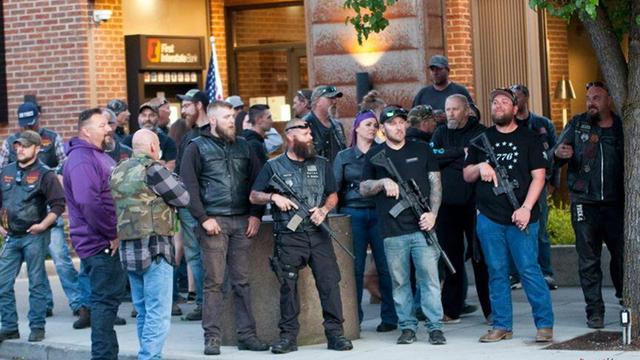 美国白人武装手持AR-15突击步枪,警告“起义军”:乱动就开枪了