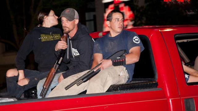 美国白人武装手持AR-15突击步枪,警告“起义军”:乱动就开枪了