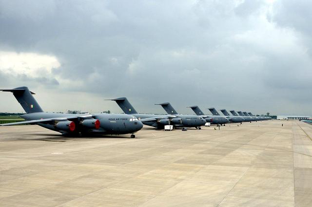 C17运输机成群出动,空运大批T90增援一线,印军:今非昔比
