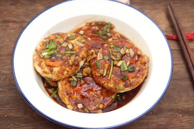 6个鸡蛋配大蒜,入口酸甜香脆,天热,有它既是菜又是饭,3个管饱