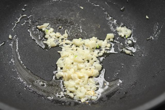 6个鸡蛋配大蒜,入口酸甜香脆,天热,有它既是菜又是饭,3个管饱