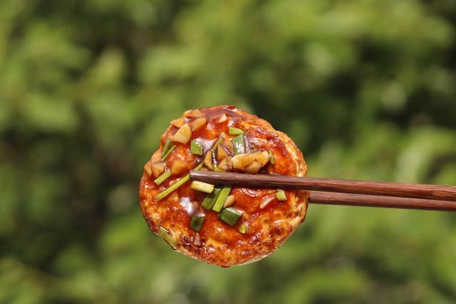6个鸡蛋配大蒜,入口酸甜香脆,天热,有它既是菜又是饭,3个管饱