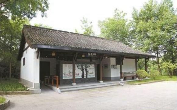 俄罗斯女孩将西湖公厕发到外网,部分网友狂喷,嫉妒了吗?
