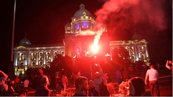 纵火袭警闯议会大楼!塞尔维亚爆发大规模抗议活动,要求总统武契奇下台