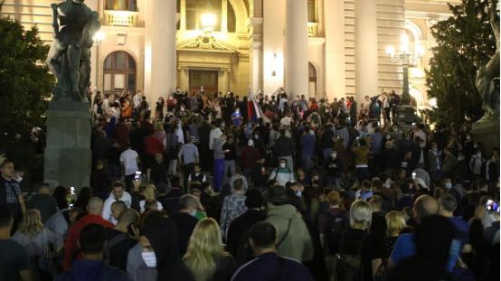 纵火袭警闯议会大楼!塞尔维亚爆发大规模抗议活动,要求总统武契奇下台