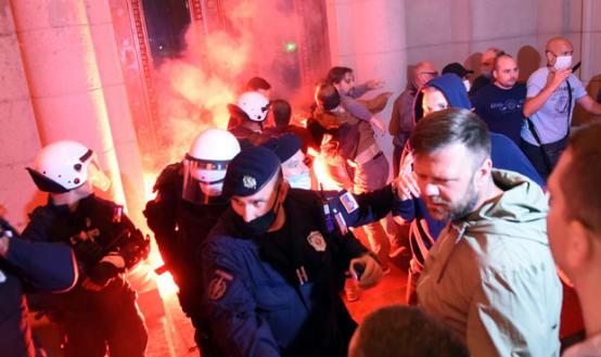 纵火袭警闯议会大楼!塞尔维亚爆发大规模抗议活动,要求总统武契奇下台